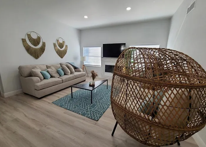 Chic Stylish Pool House 4 King Bed New Renovated