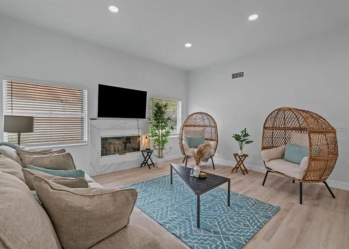 Chic Stylish Pool House 4 King Bed New Renovated