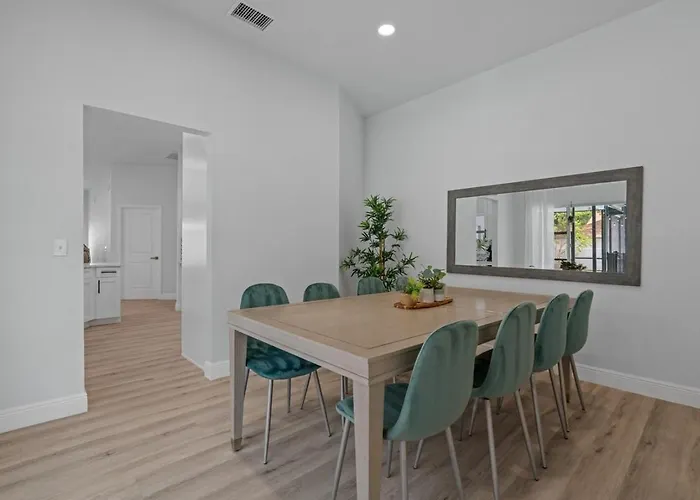 Chic Stylish Pool House 4 King Bed New Renovated