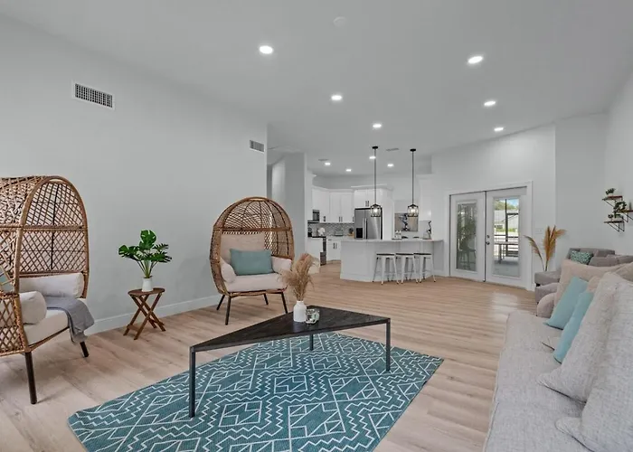 Chic Stylish Pool House 4 King Bed New Renovated