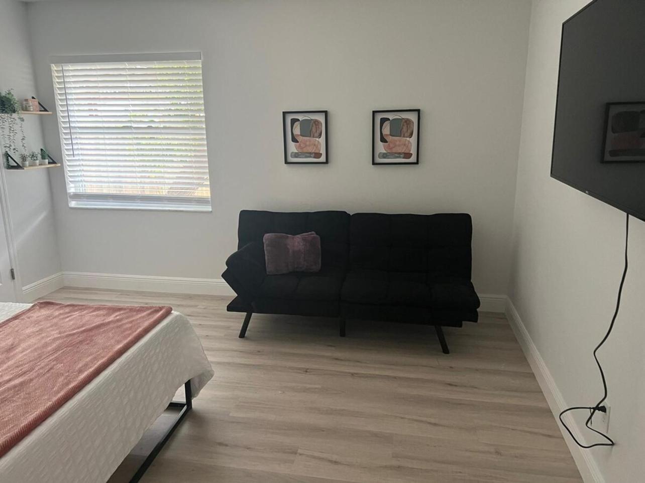 Chic Stylish Pool House 4 King Bed New Renovated