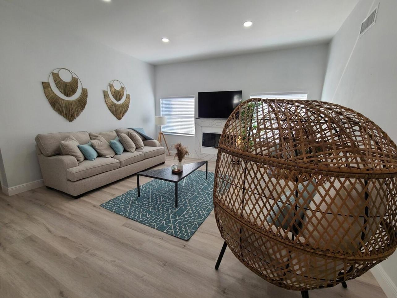Chic Stylish Pool House 4 King Bed New Renovated *