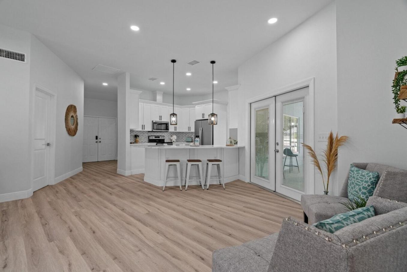 Chic Stylish Pool House 4 King Bed New Renovated