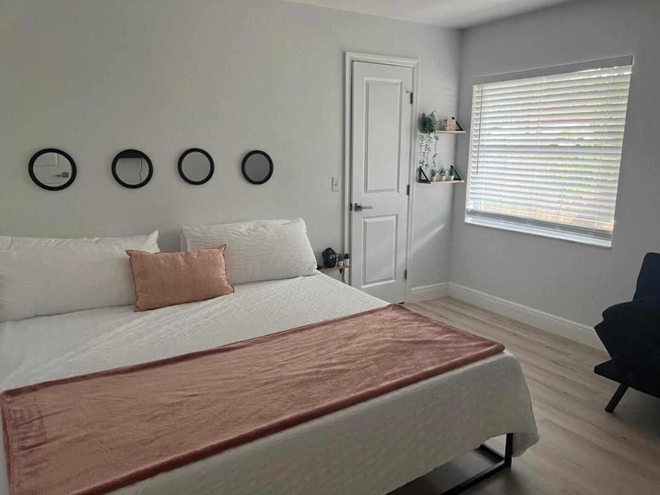 Chic Stylish Pool House 4 King Bed New Renovated Villa Plant City