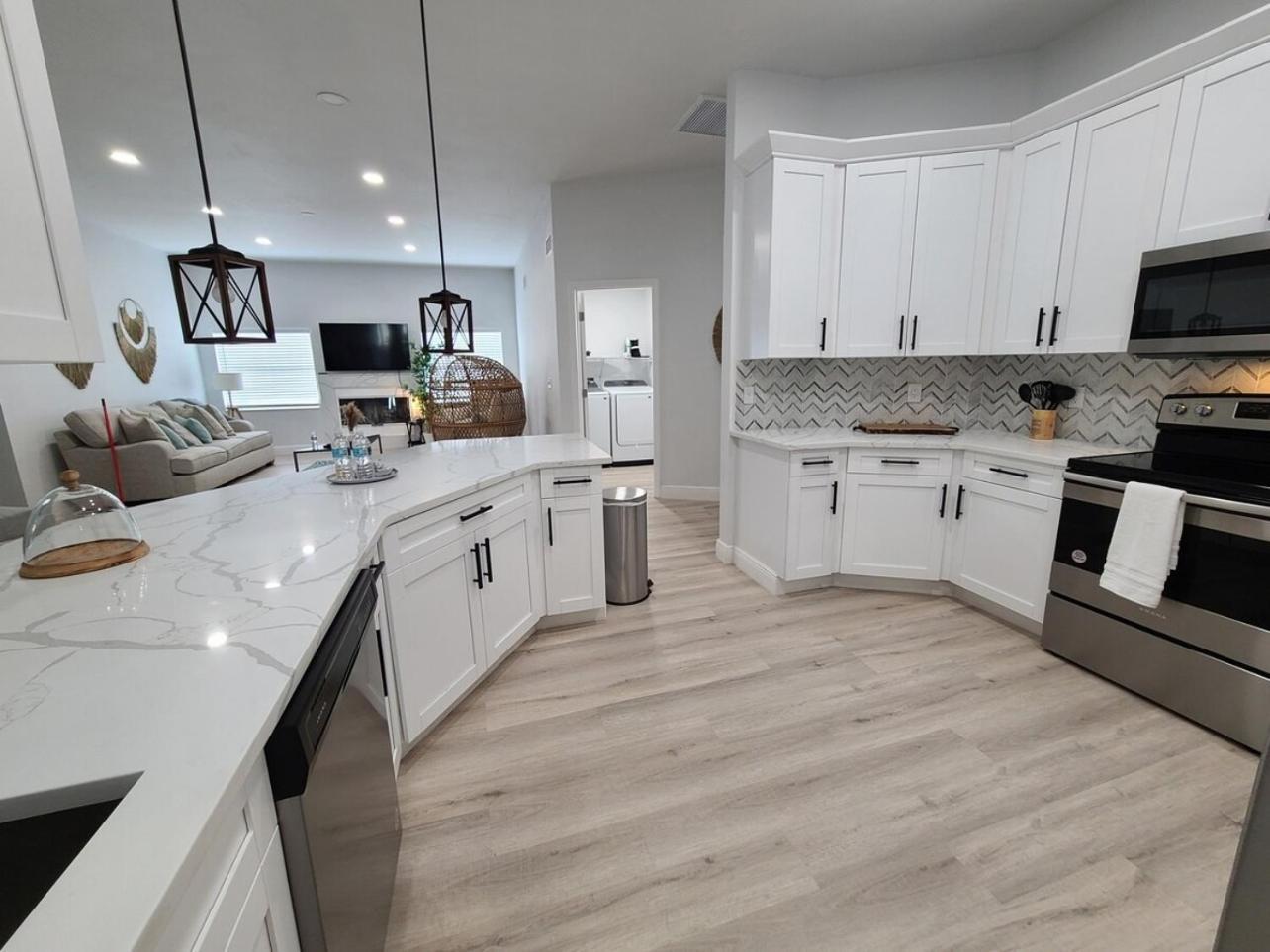 Chic Stylish Pool House 4 King Bed New Renovated *